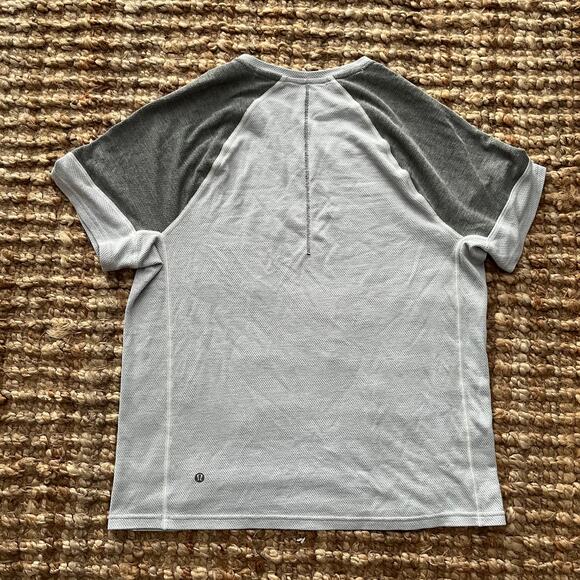 Lululemon Men's Metal Vent Tech Short Sleeve Shirt – Gray/White Raglan – Medium - Picture 4 of 6